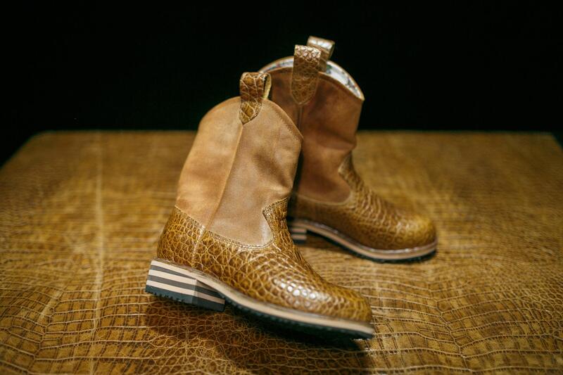 Фото обуви с кожей